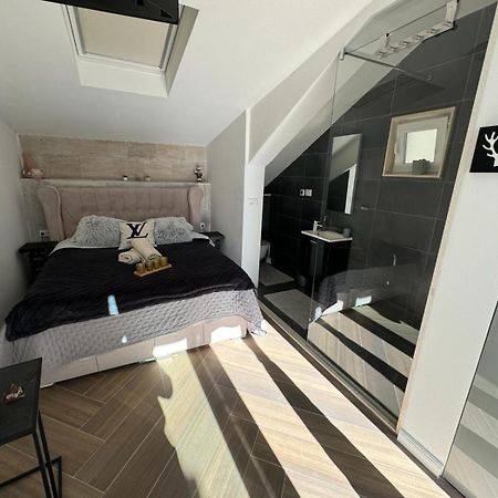 Luxury Apartment Martinis With Pool Split Kültér fotó