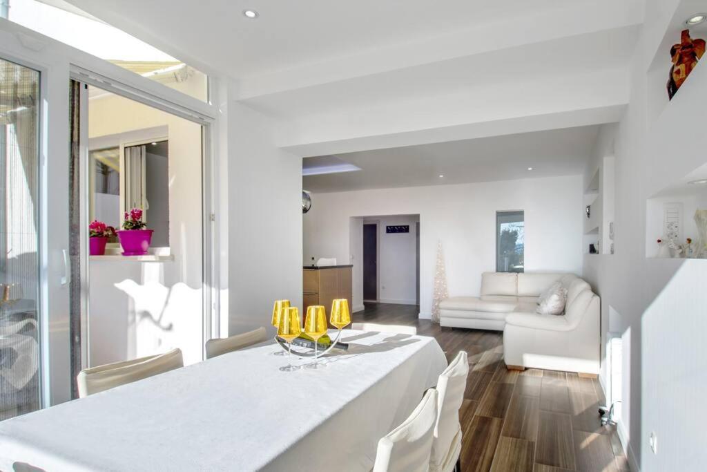 Luxury Apartment Martinis With Pool Split Kültér fotó