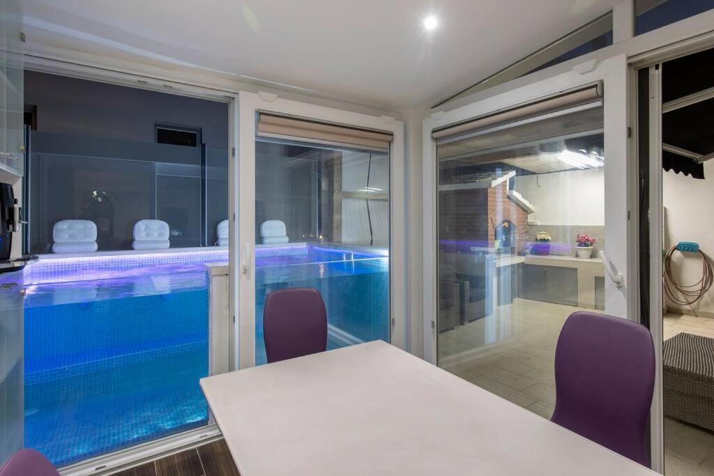 Luxury Apartment Martinis With Pool Split Kültér fotó