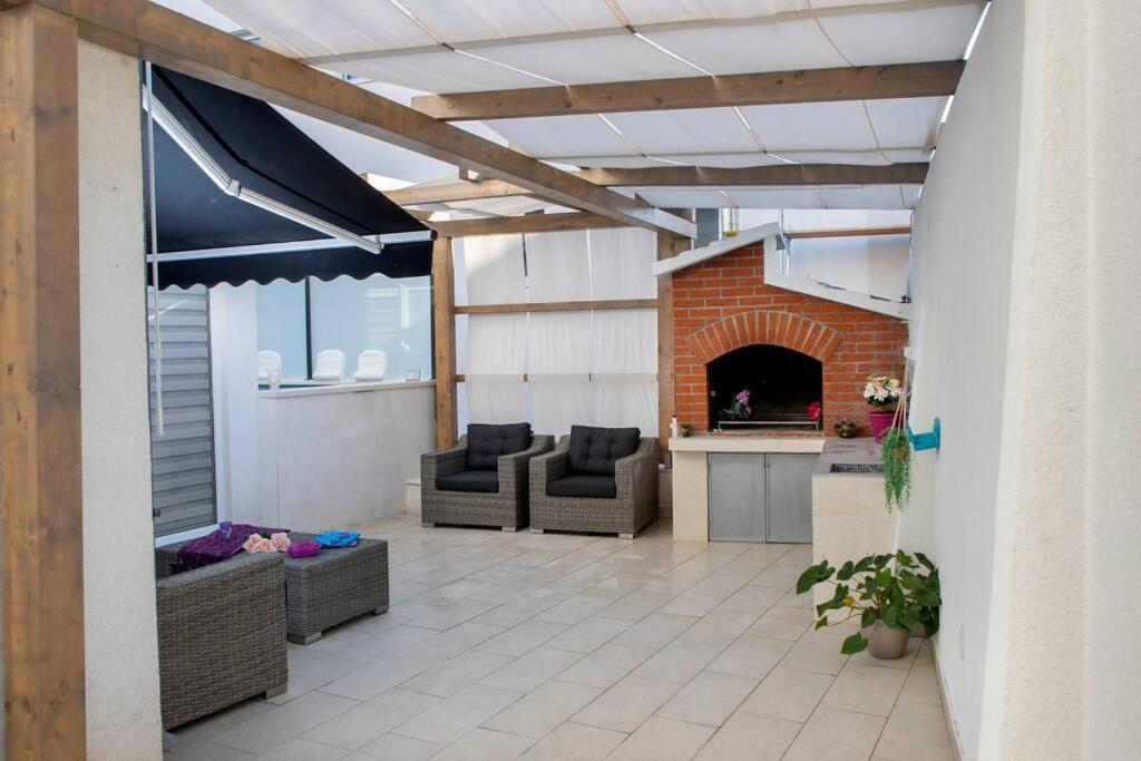 Luxury Apartment Martinis With Pool Split Kültér fotó