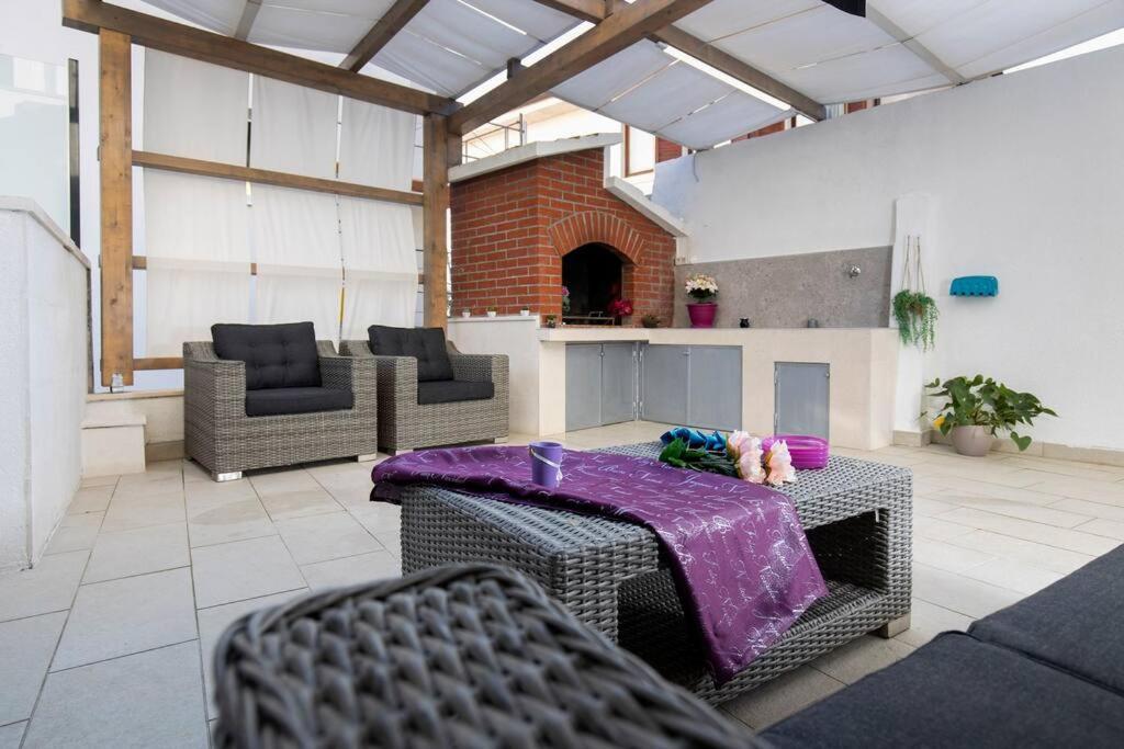 Luxury Apartment Martinis With Pool Split Kültér fotó